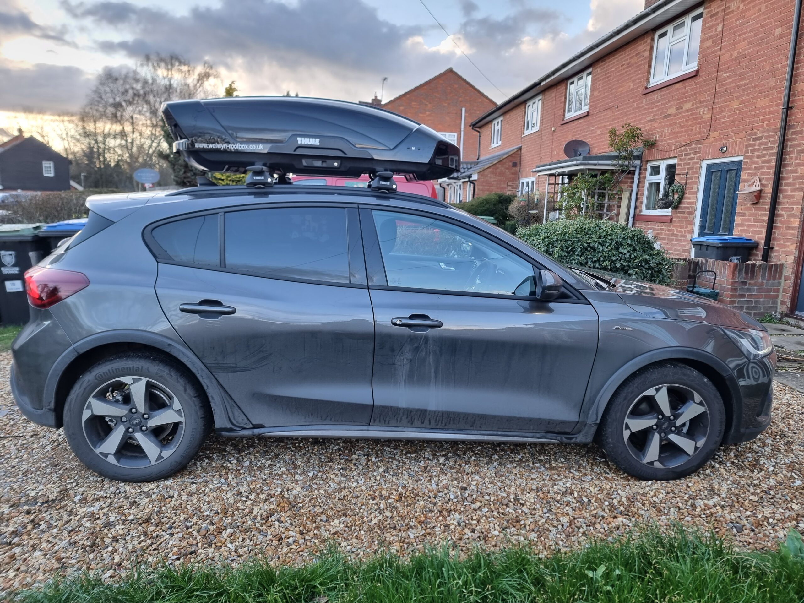 Ford Focus Active Hatch with Thule XT M
