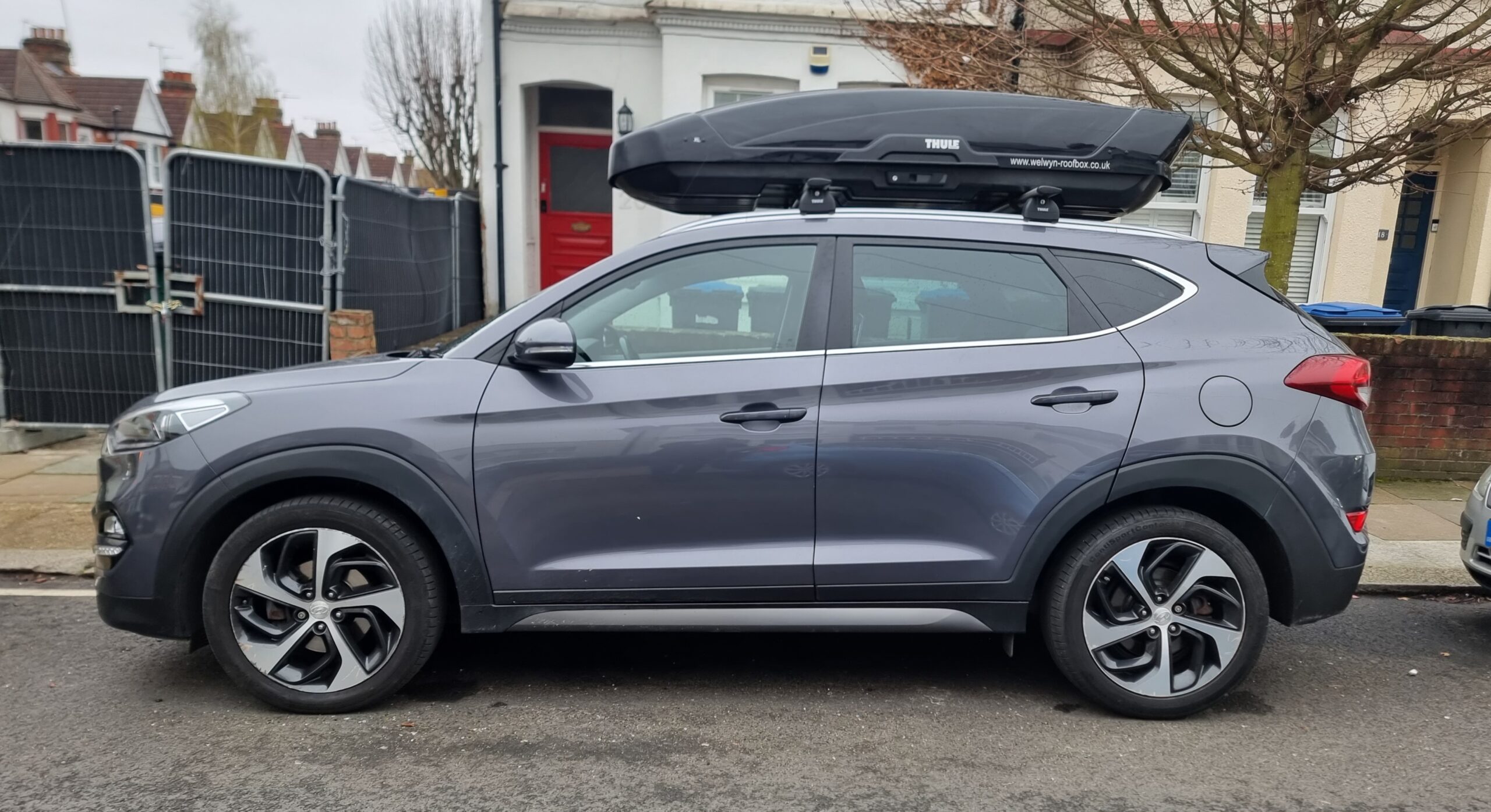 Hyundai Tuscon with Thule XT XL. Welwyn Roofbox Hire 