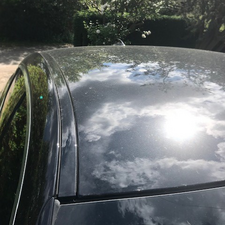 Plain car roof without raised or flush roof rails