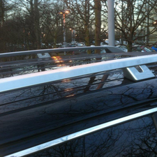 Raised roof rail with a visible gap between the rail and the car roof